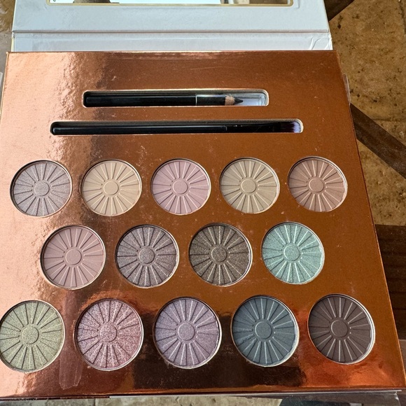 ELEN TRACY The Naked Eye Eyeshadow, Eye brush and Eyeliner Set - Picture 3 of 7